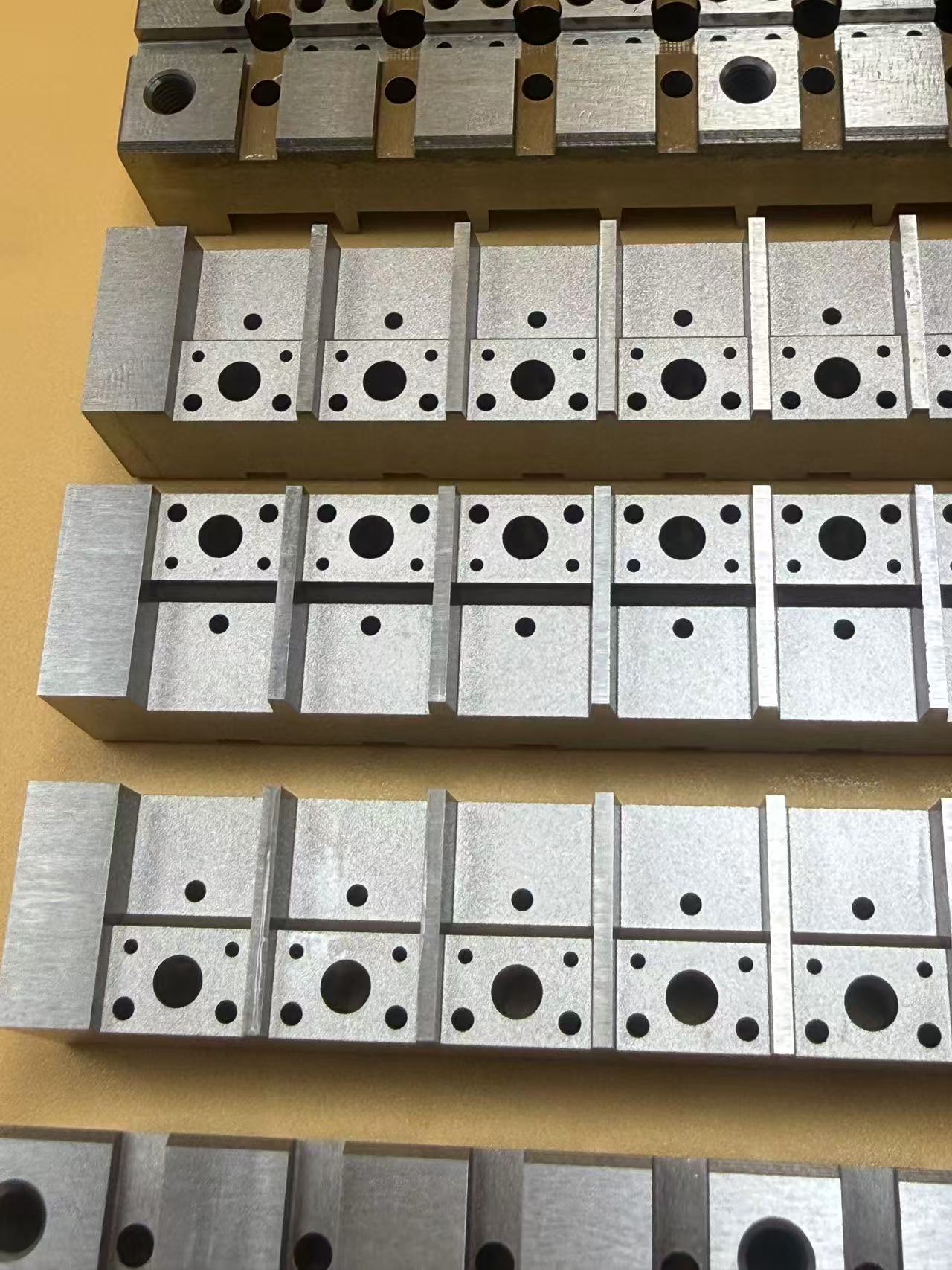 가공에서 정밀 와이어 절단 공정 기술의 장점은 무엇입니까?