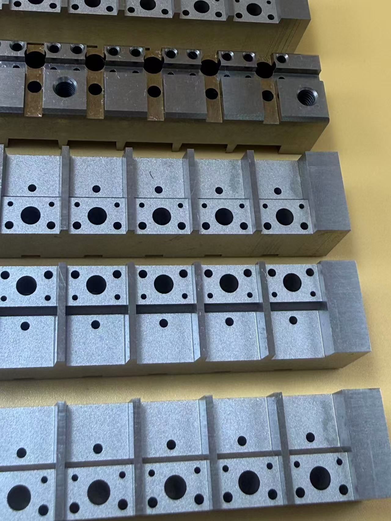 반도체 패키징 금형에 저속 와이어 방전 가공 기술을 적용하는 방법은 무엇입니까?